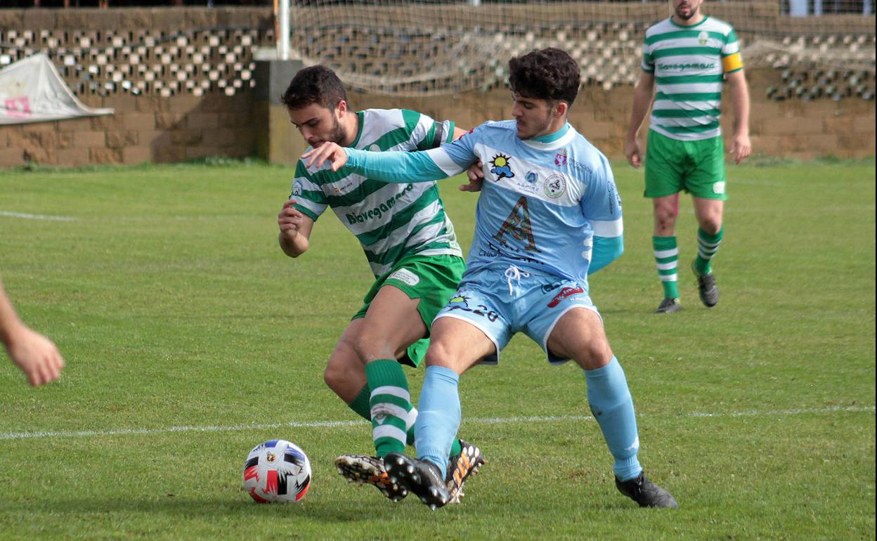 Un lance de un duelo entre La Virgen y Atlético Astorga de la pasada temporada.