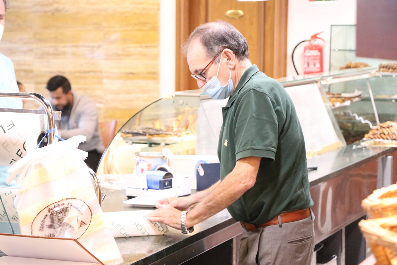 Galería. Antonio Flecha despacha en su panadería.