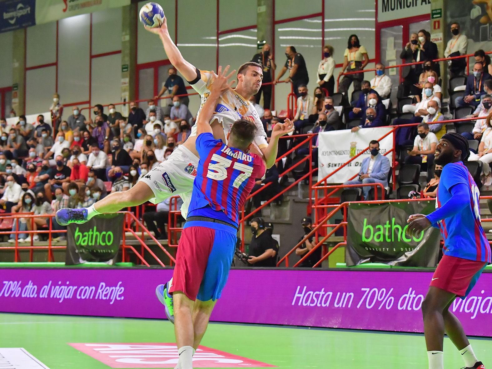 El conjunto marista plantó cara y puso contra las cuerdas al Barça, pero acabó cayendo ante el gran favorito en la Supercopa de España.