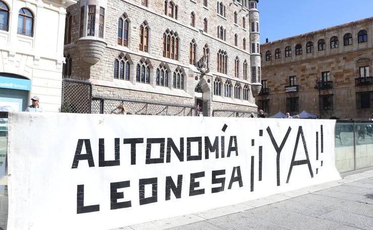 Félix J. Echevarria vuelve a la calle, como cada primer sábado de cada mes, para reclamar la autonomía leonesa.