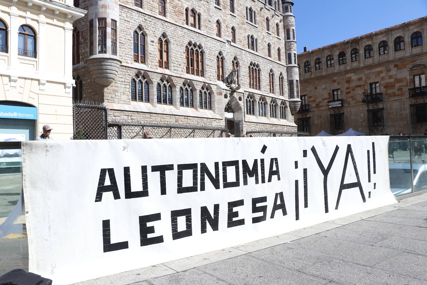 Félix J. Echevarria vuelve a la calle, como cada primer sábado de cada mes, para reclamar la autonomía leonesa.