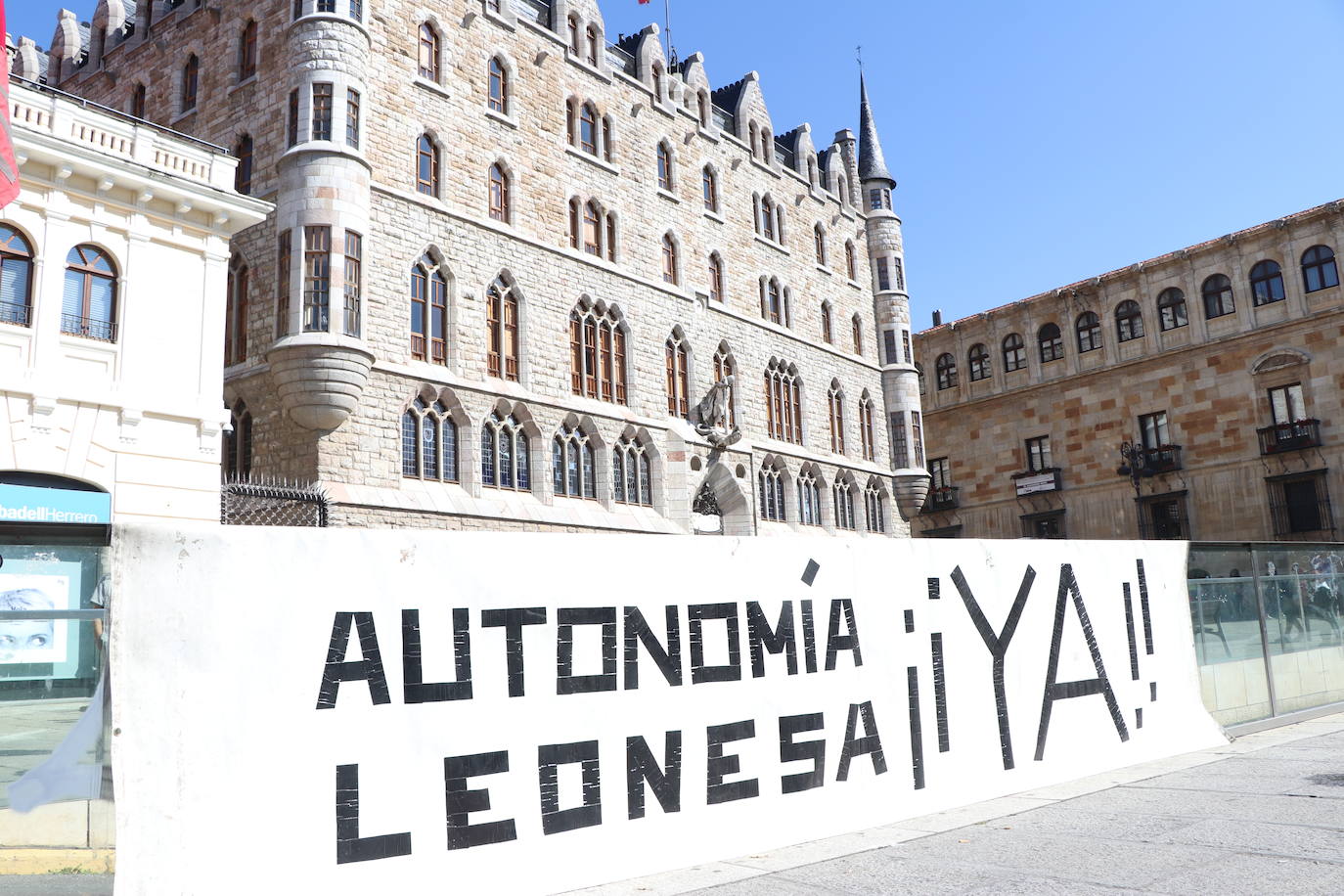 Félix J. Echevarria vuelve a la calle, como cada primer sábado de cada mes, para reclamar la autonomía leonesa.