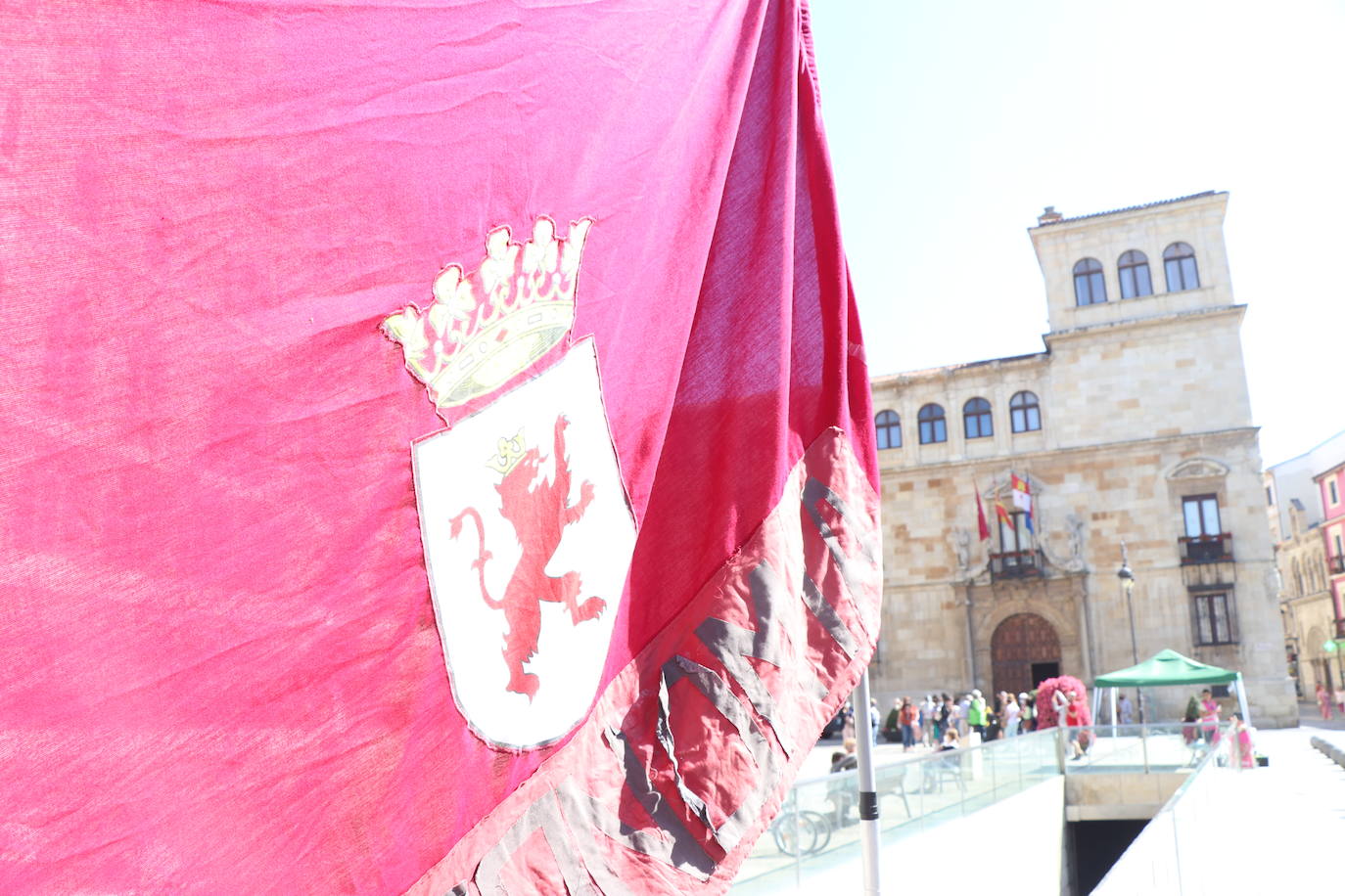 Galería. Imagen de la bandera de León junto a la pancarta de Cheva.