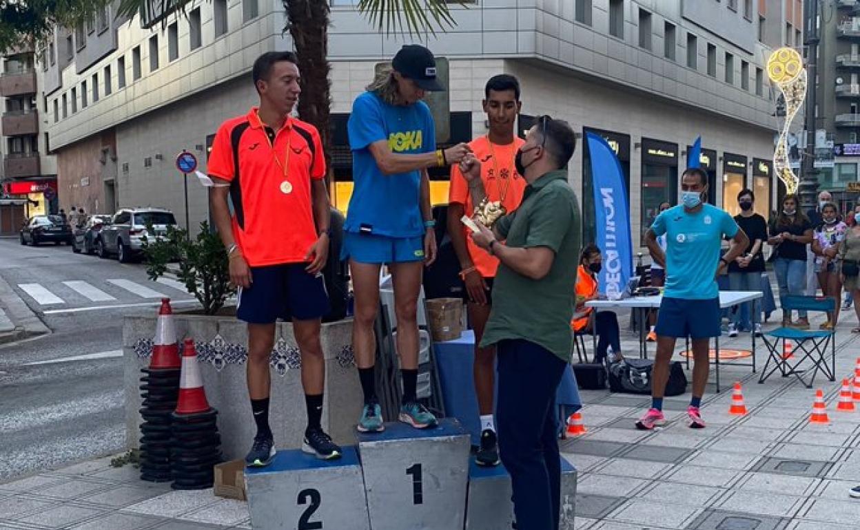 Podio masculino, con Roberto Aláiz recibiendo el trofeo como ganador.