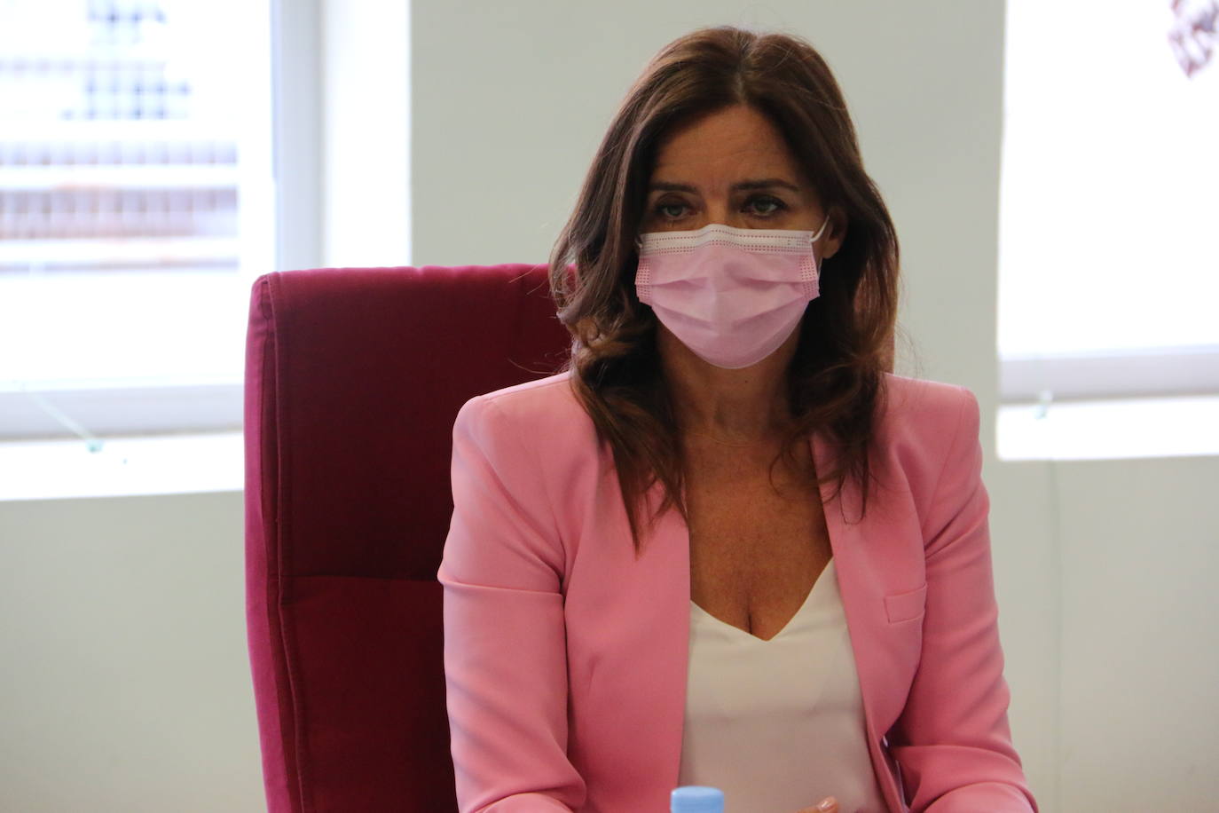 Ana Carlota Amigo atiende a la prensa.