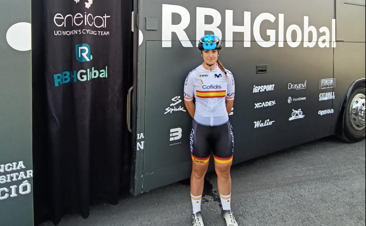 Claudia San Justo, con el maillot de la selección, posa junto al autobús del Eneicat RBH Global.