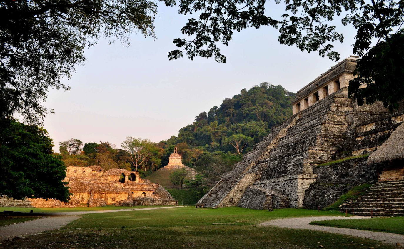 Palenque (México) | Los templos de Palenque permanecen escondidos en la selva, y guardan lugares tan únicos como la tumba de la reina Roja o un palacio laberíntico. Es una de las mejores muestras de arquitectura maya de México y fue construida entre el año 400 y 700.