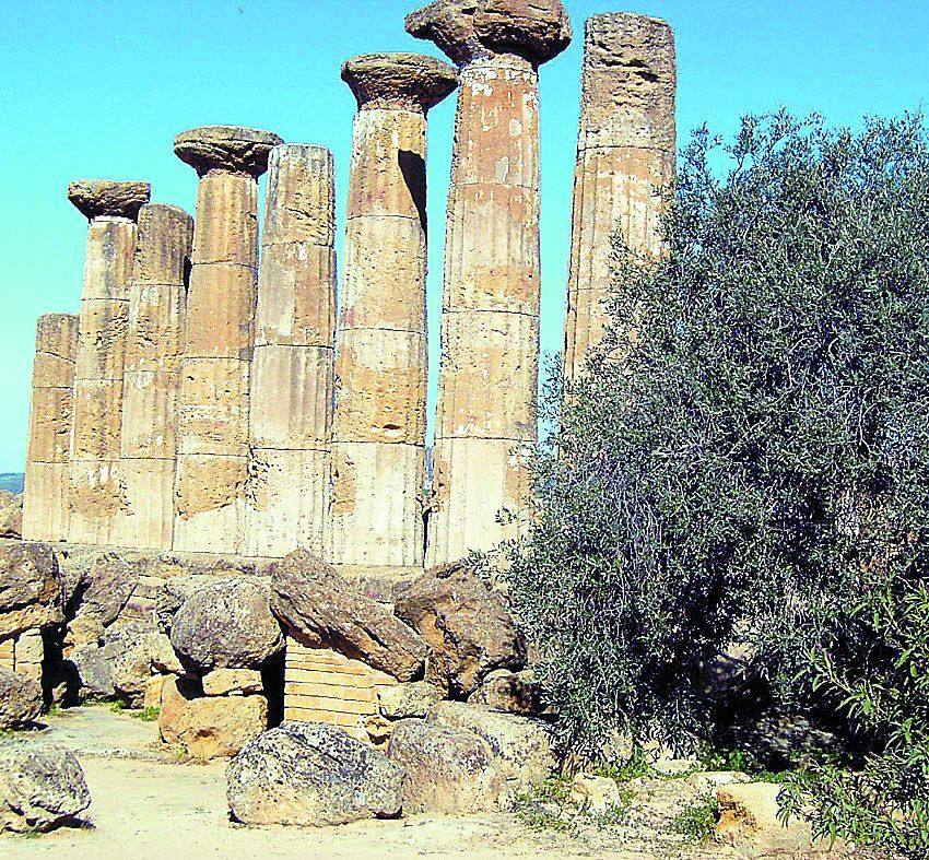 Agrigento (Italia) | Justo en el centro de Sicilia se encuentran estas ruinas, en el espectacular Valle de los Templos. Aquí se atesoran hasta una docena de templos griegos que fueron restaurados posteriormente por los romanos.