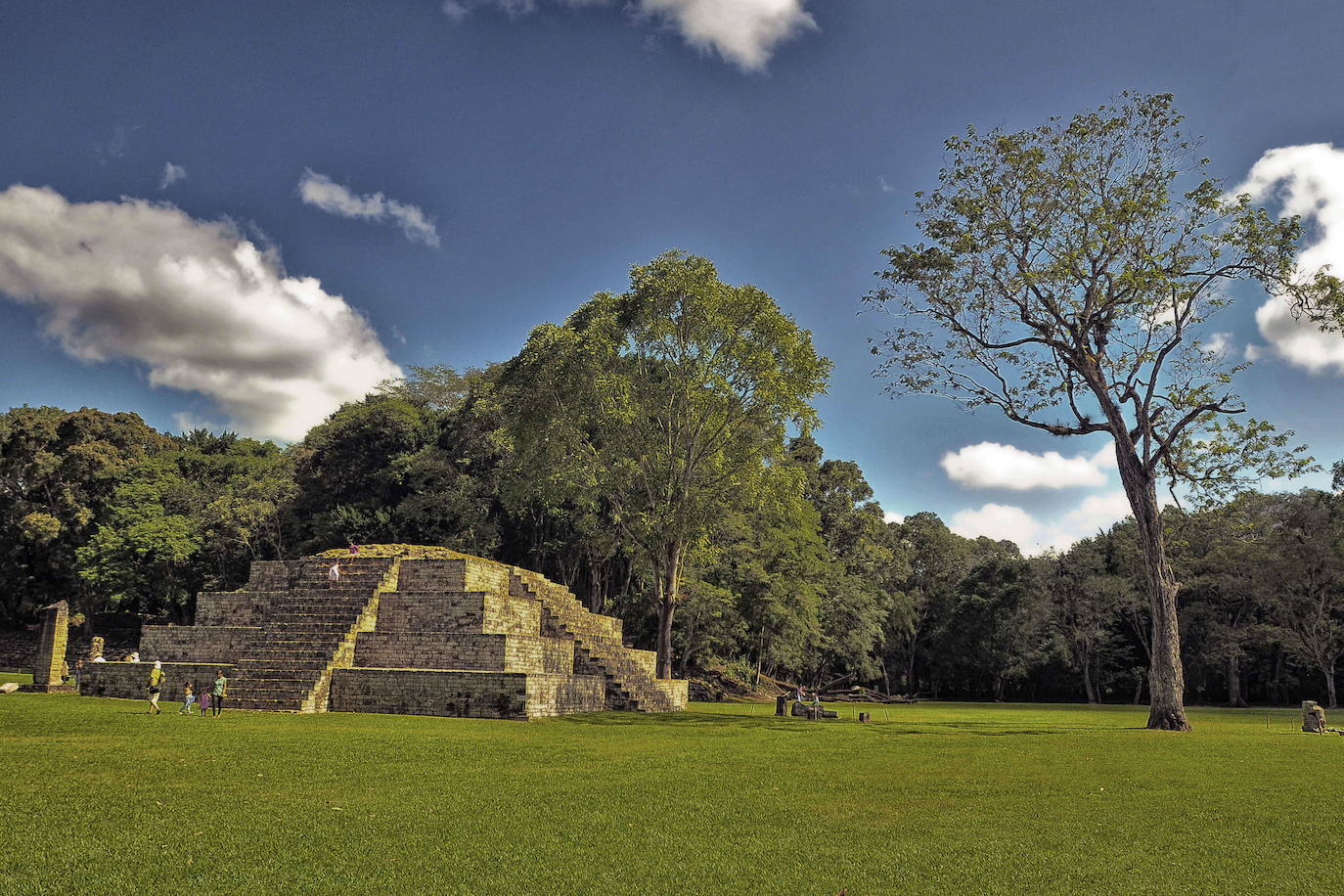 Copán (Honduras) | Fue un núcleo fundamental en la cultura maya. Construida en el siglo V, a día de hoy aún se desconoce por qué decidieron abandonarla en el año 850.