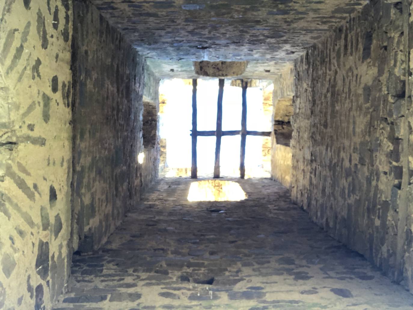 La torre de la Valduerna recupera su mejor presencia para vigilar El Vilarín. Alzándose entre un llano, sorprende que con el paso de los siglos esta torre todavía siga en pie. Y lo hará durante más generaciones tras la inversión realizada para una rehabilitación que la ha sacado de la ruina. Para ello, ha contado con 91.000 euros de presupuesto, financiados casi al 90% por el Plan de Restauración de Bienes Inmuebles puesto en marcha en 2018 por el Instituto Leonés de Cultura.
