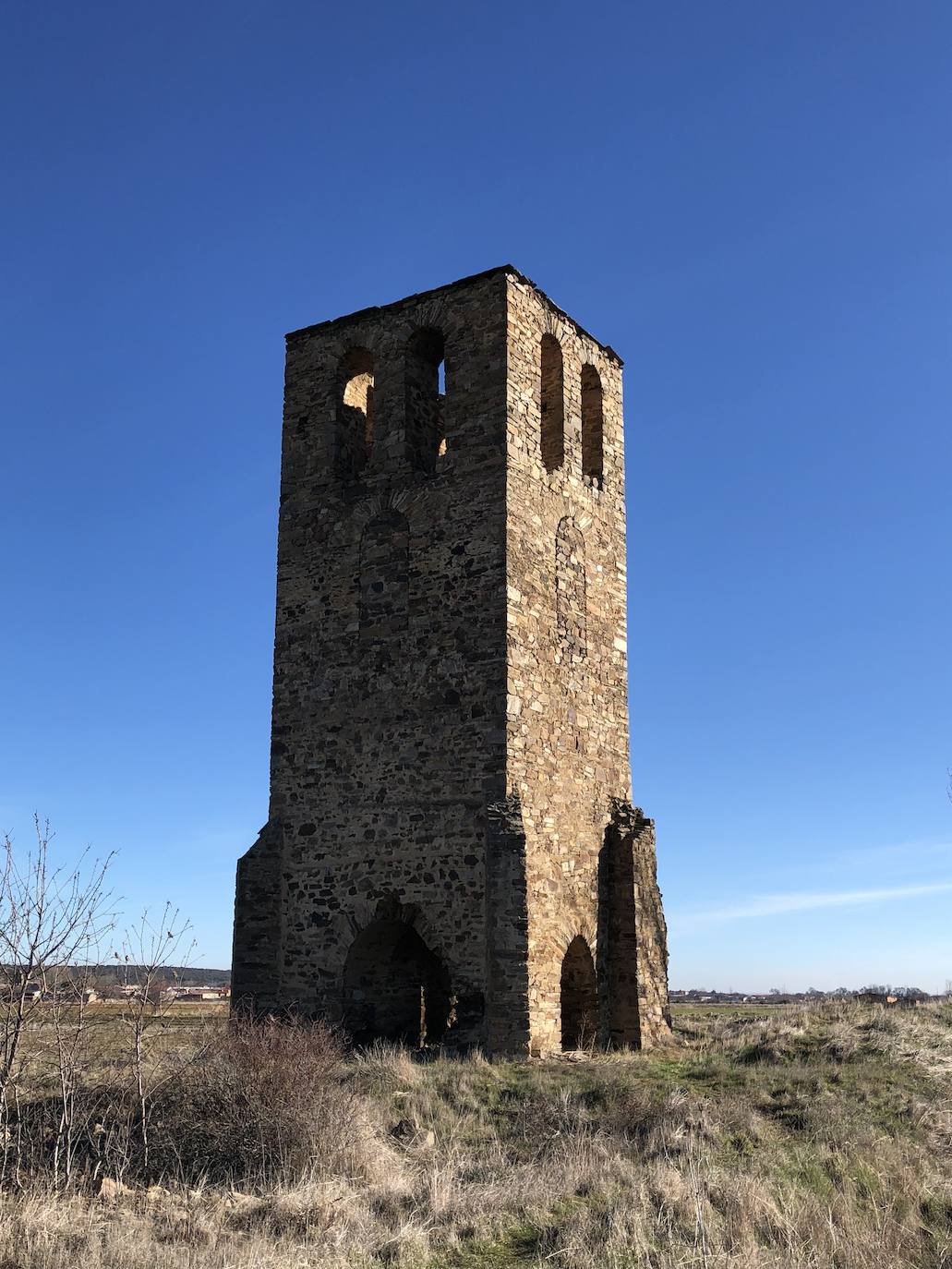 La torre de la Valduerna recupera su mejor presencia para vigilar El Vilarín. Alzándose entre un llano, sorprende que con el paso de los siglos esta torre todavía siga en pie. Y lo hará durante más generaciones tras la inversión realizada para una rehabilitación que la ha sacado de la ruina. Para ello, ha contado con 91.000 euros de presupuesto, financiados casi al 90% por el Plan de Restauración de Bienes Inmuebles puesto en marcha en 2018 por el Instituto Leonés de Cultura.
