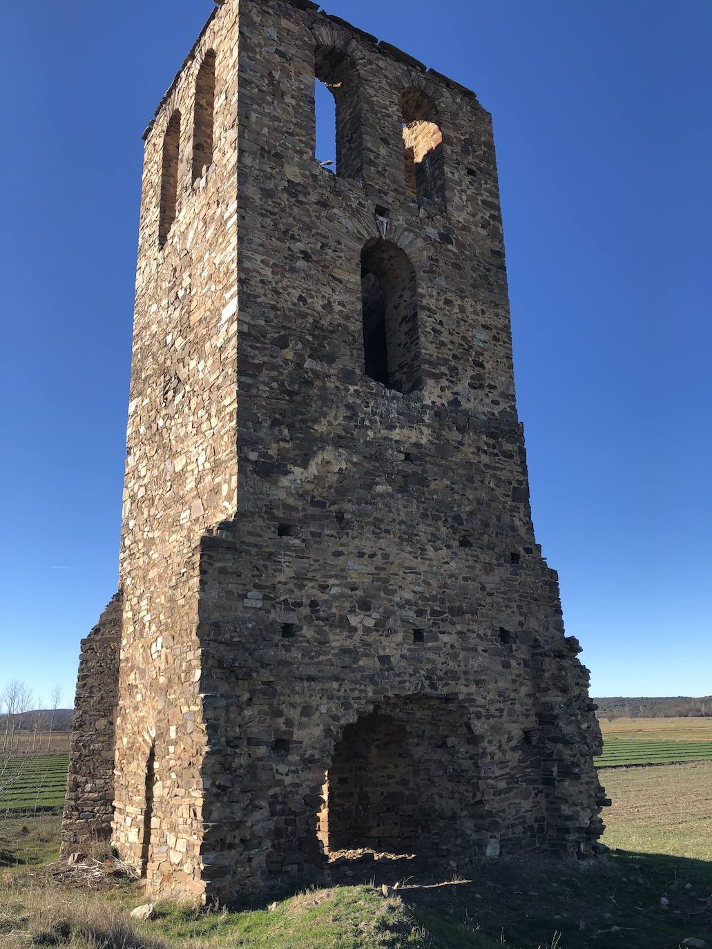 La torre de la Valduerna recupera su mejor presencia para vigilar El Vilarín. Alzándose entre un llano, sorprende que con el paso de los siglos esta torre todavía siga en pie. Y lo hará durante más generaciones tras la inversión realizada para una rehabilitación que la ha sacado de la ruina. Para ello, ha contado con 91.000 euros de presupuesto, financiados casi al 90% por el Plan de Restauración de Bienes Inmuebles puesto en marcha en 2018 por el Instituto Leonés de Cultura.