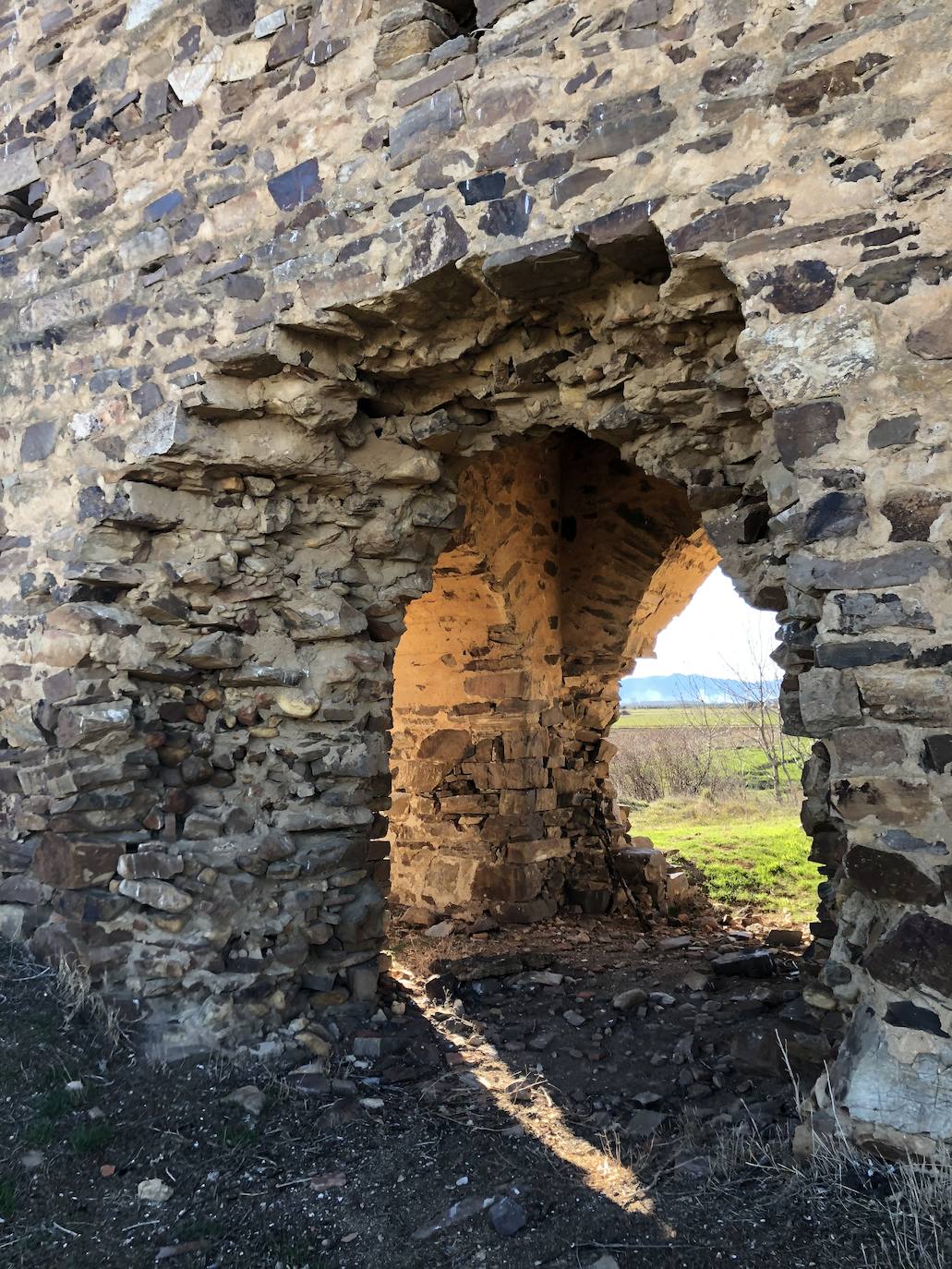 La torre de la Valduerna recupera su mejor presencia para vigilar El Vilarín. Alzándose entre un llano, sorprende que con el paso de los siglos esta torre todavía siga en pie. Y lo hará durante más generaciones tras la inversión realizada para una rehabilitación que la ha sacado de la ruina. Para ello, ha contado con 91.000 euros de presupuesto, financiados casi al 90% por el Plan de Restauración de Bienes Inmuebles puesto en marcha en 2018 por el Instituto Leonés de Cultura.