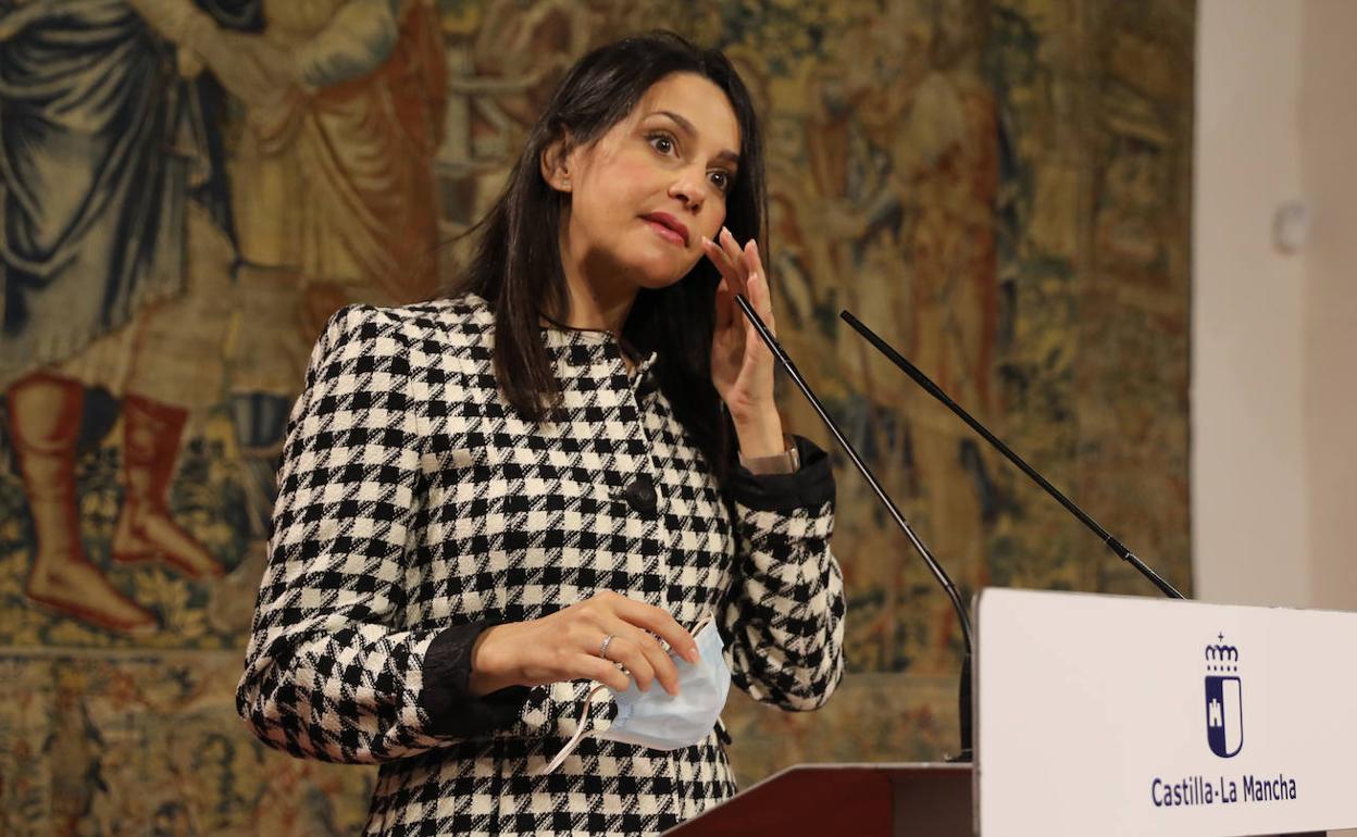 La presidenta de Ciudadanos (Cs), Inés Arrimadas, durante una rueda de prensa junto al presidente de Castilla-La Mancha, en el Palacio de Fuensalida.