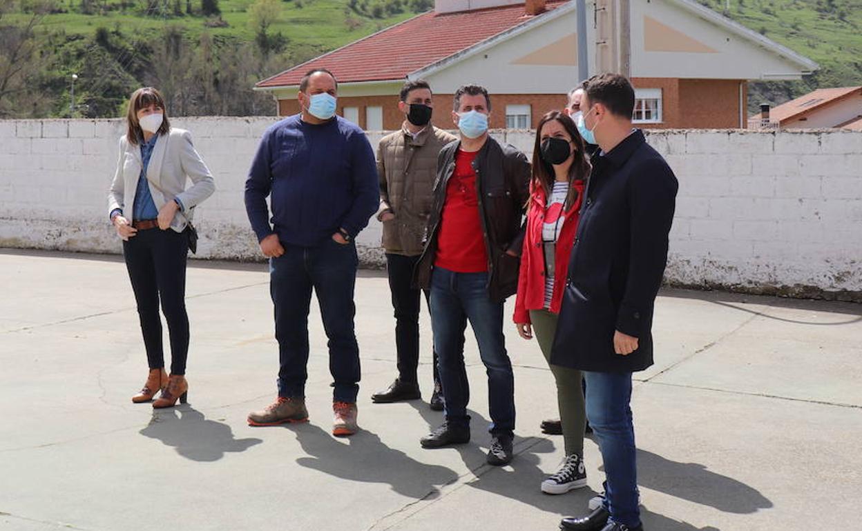 Los procuradores socialistas visitaron el CEIP Santa María de Arbas.