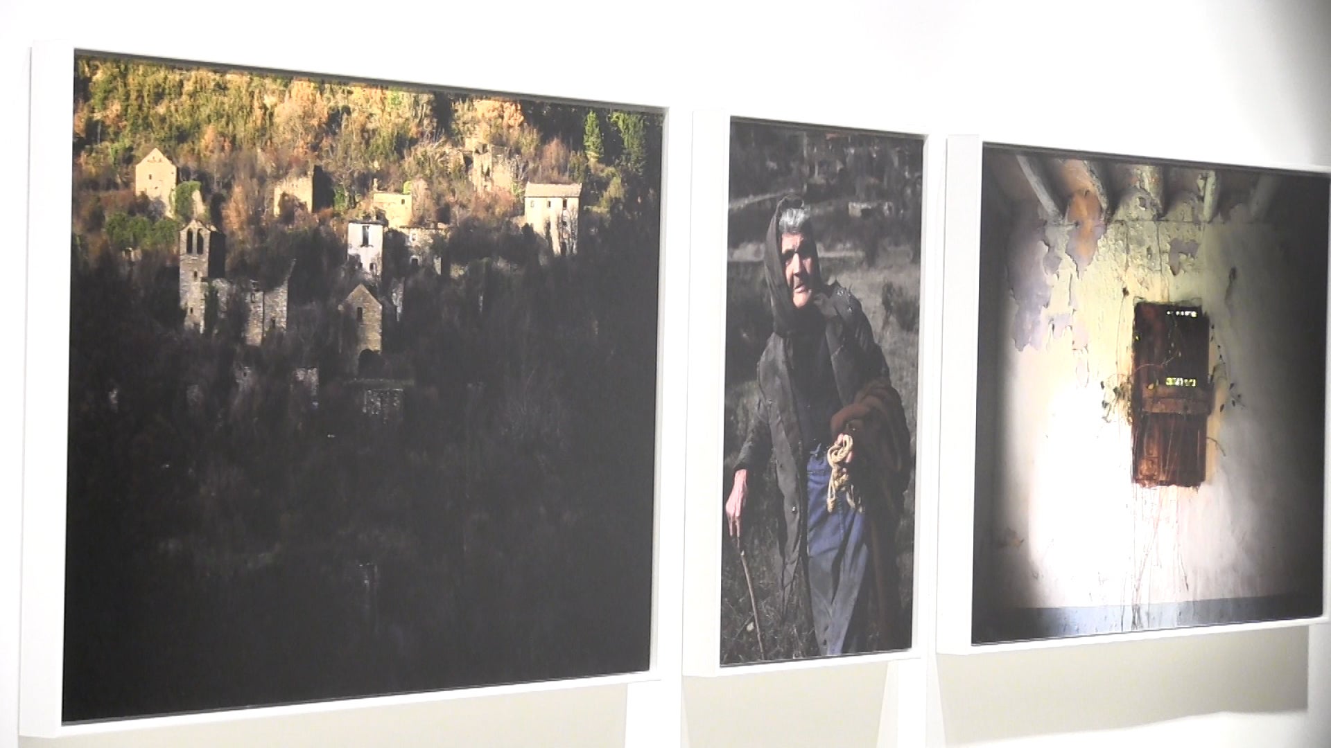 La muestra organizada por la Consejería de Cultura y Turismo en colaboración con Acción Cultural Española, presenta el proyecto fotográfico de José María Navia que describe un viaje a la España interior a través de una selección de las 158 fotografías que conforman el libro del mismo título| La exposición podrá verse hasta el 7 de noviembre