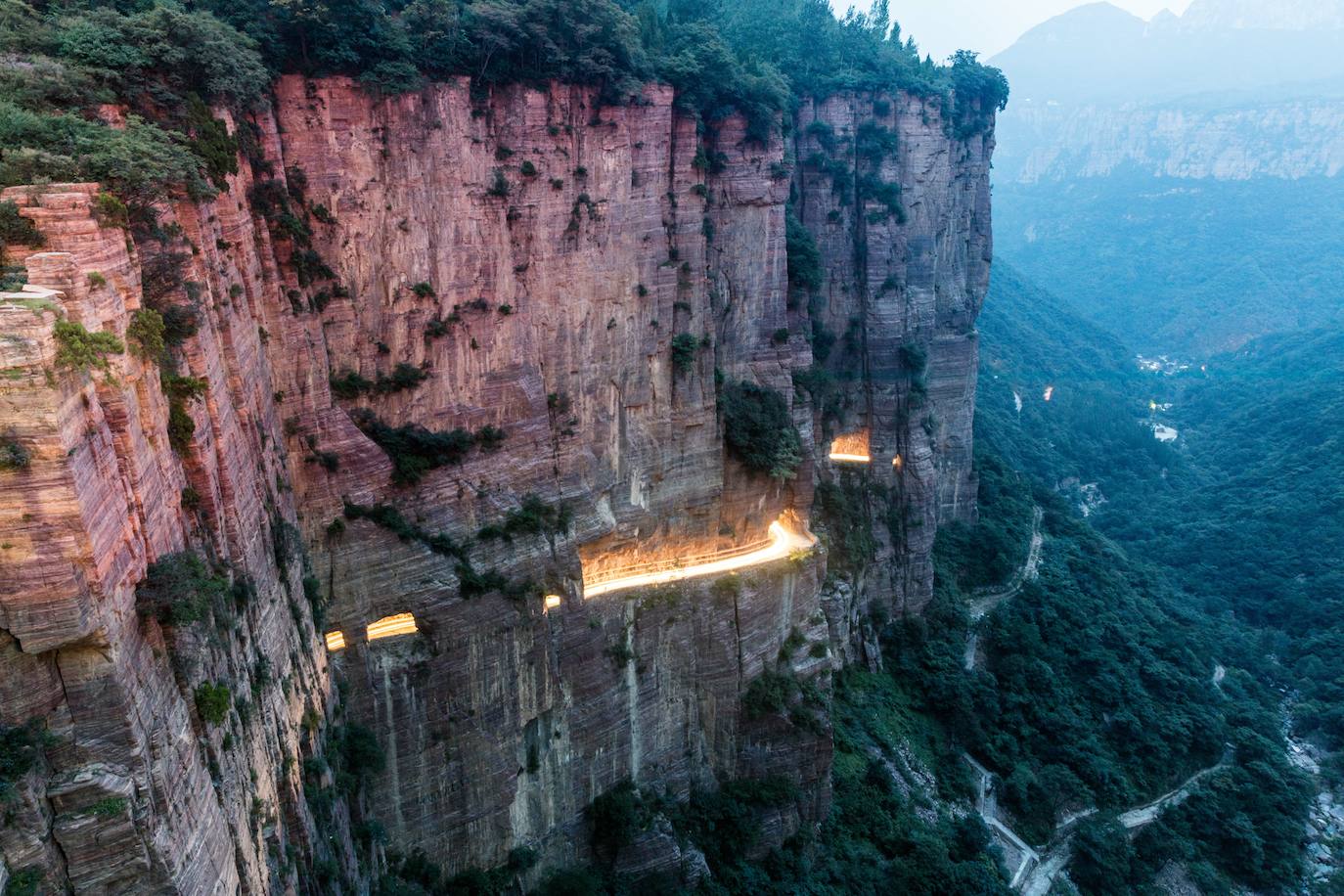 2. Túnel de Guoliang (China). El acceso a la localidad solo se podía realizar a través de un arriesgado camino tallado en la ladera de la montaña. 