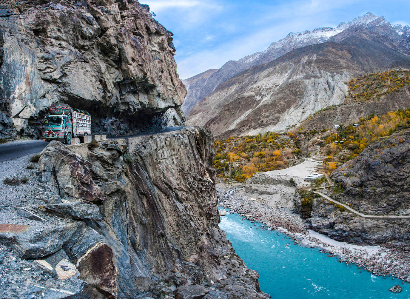 4. Carretera de Karakórum (Pakistán) También conocido por las siglas KKH, (del inglés Karakoram Highway), es la carretera internacional más alta del mundo (4.733 metros). 