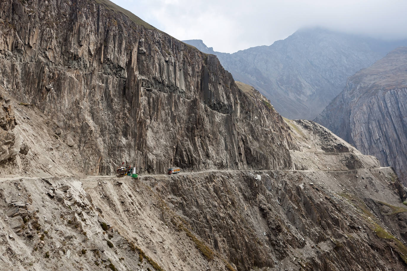 9. Paso de Zoji (India). Considerada como una de las carreteras más altas del Himalaya, registrando una altitud de 3,500 metros sobre el nivel medio del mar.