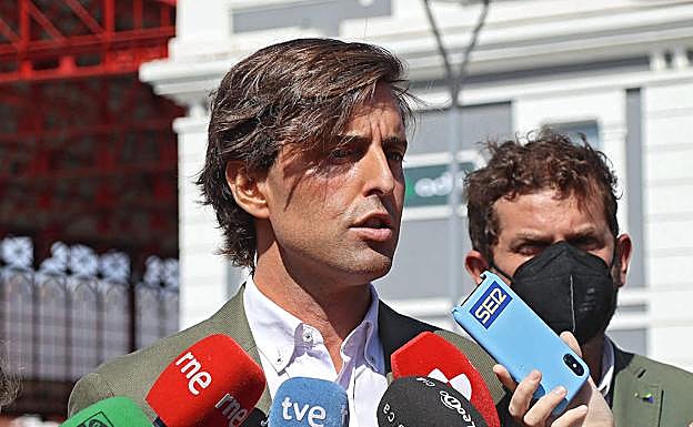 El vicesecretario de Comunicación del PP, Pablo Montesinos, atiende a los medio en León.
