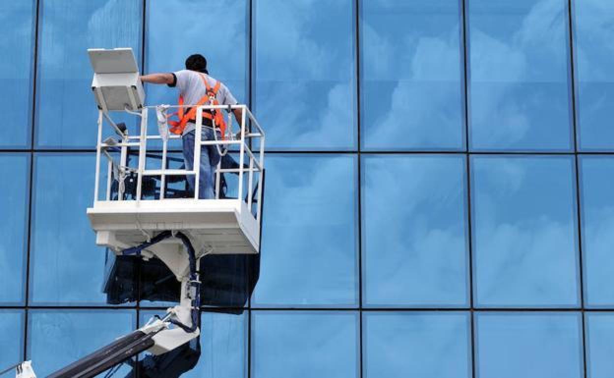 UGT denuncia que el nuevo convenio de limpieza de edificios y locales de León «precariza aún más a un sector esencial»