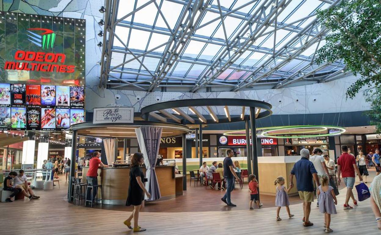 Interior del Centro Comercial Espacio León.