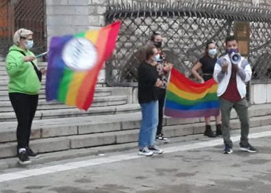 Imagen secundaria 1 - COncentración de rechazo frente a las agresiones homófobas. 