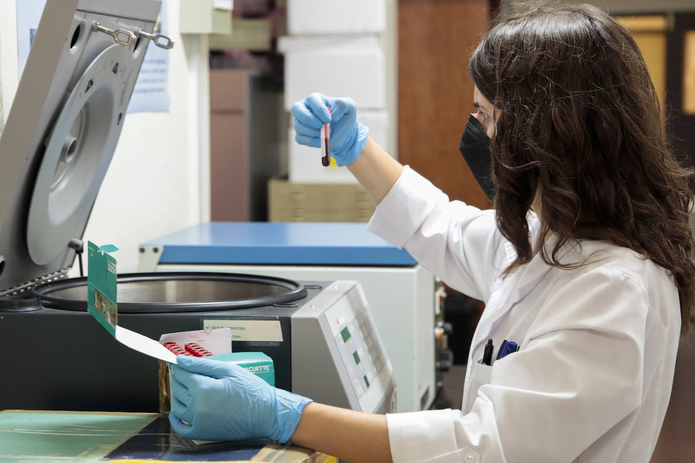 Aquilón CyL, empresa ubicada en el campus de la ULE dedicada a la investigación veterinaria, que desarrolla una vacuna contra la enfermedad de Glässer del ganado porcino. En la imagen, la veterinaria Ester Hevia, durante su jornada en el laboratorio.