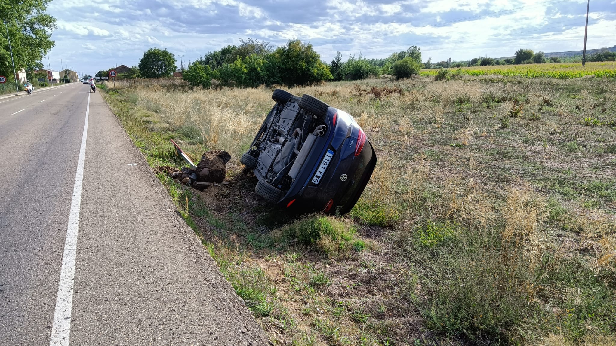 Una salida de vía se ha producido en la LE-420 hacia las 17.30 horas de este domingo. El ocupante no ha resultado herido, aunque el vehículo ha quedado volcado en la cuneta