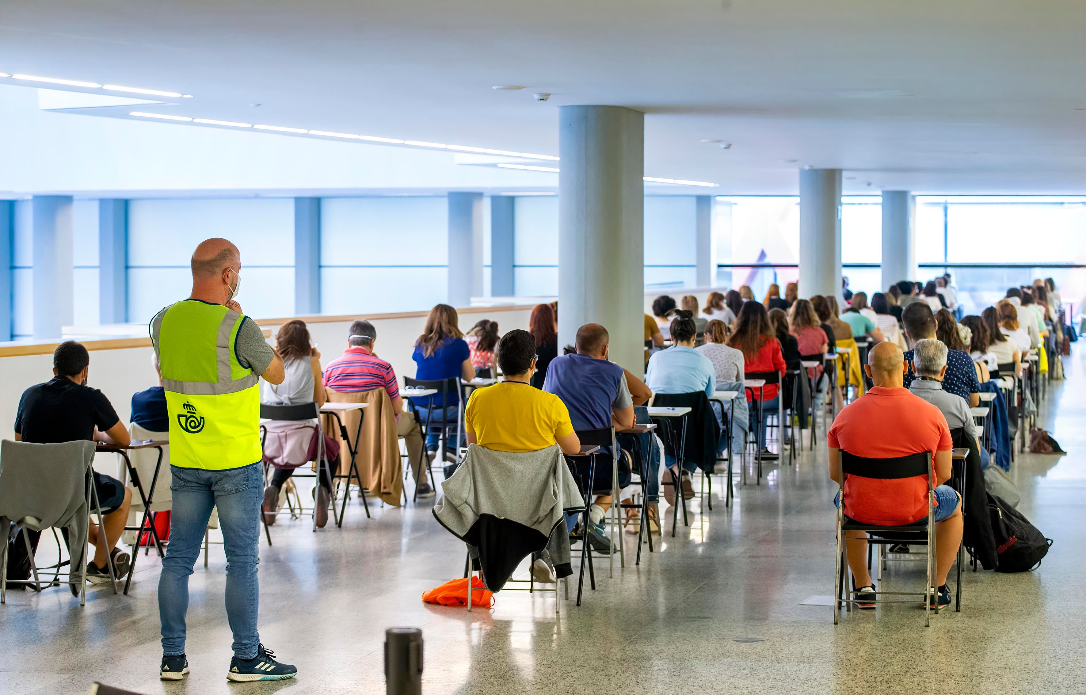 Casi 5.500 personas en Castilla y León se examinan para optar a uno de los 3.381 puestos fijos que ha convocado la compañía.