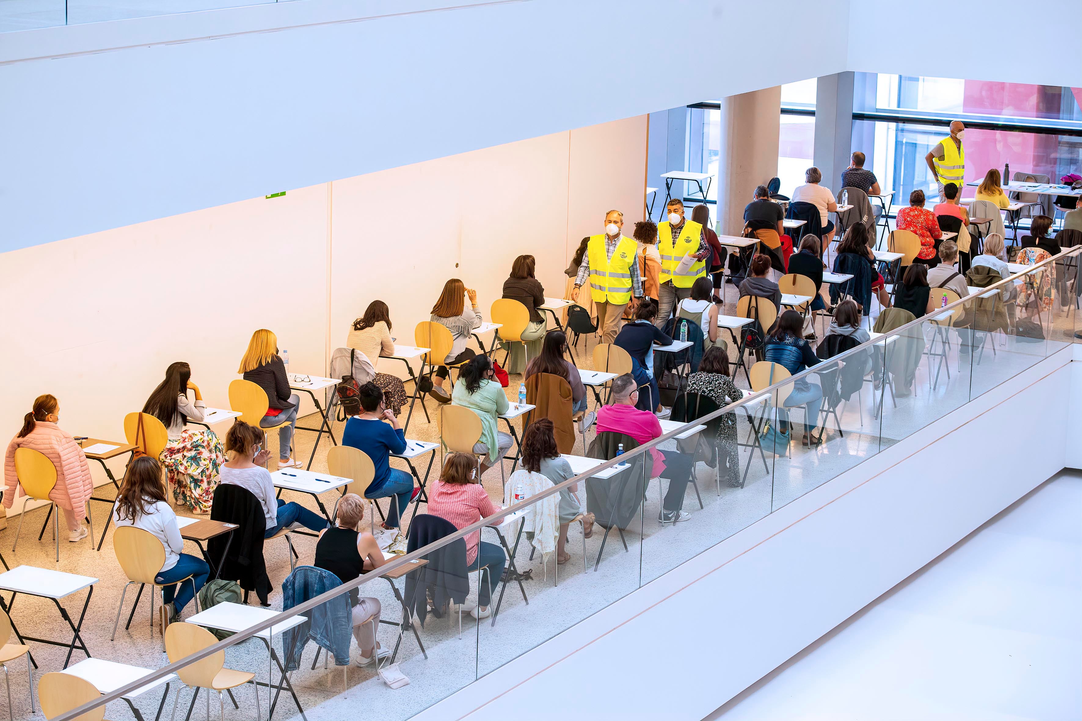 Casi 5.500 personas en Castilla y León se examinan para optar a uno de los 3.381 puestos fijos que ha convocado la compañía.