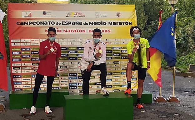 Jorge Blanco, a la derecha, completa el podio.