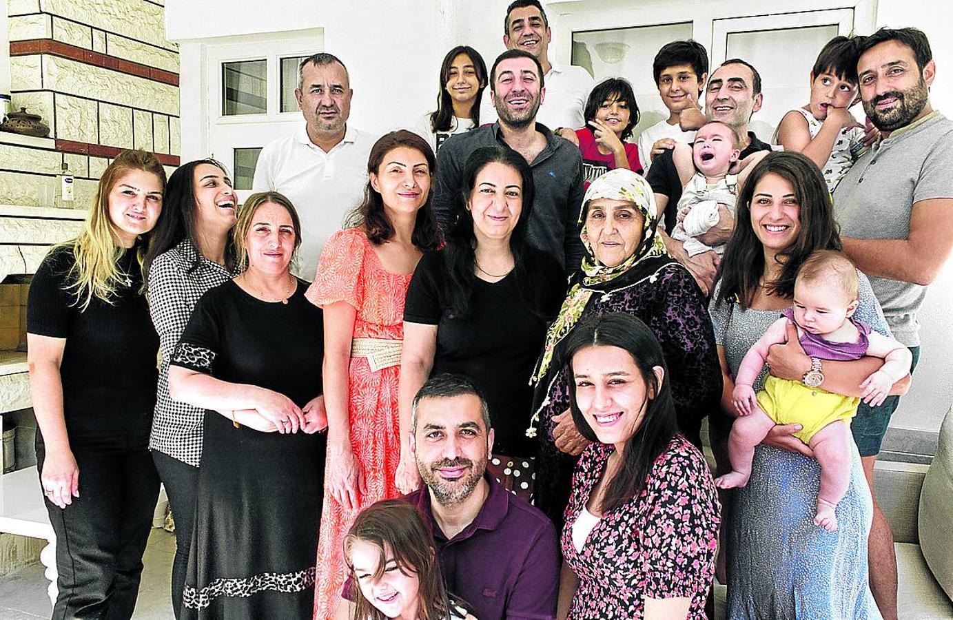 Con toda su familia, reunida en torno a la madre (con pañuelo).