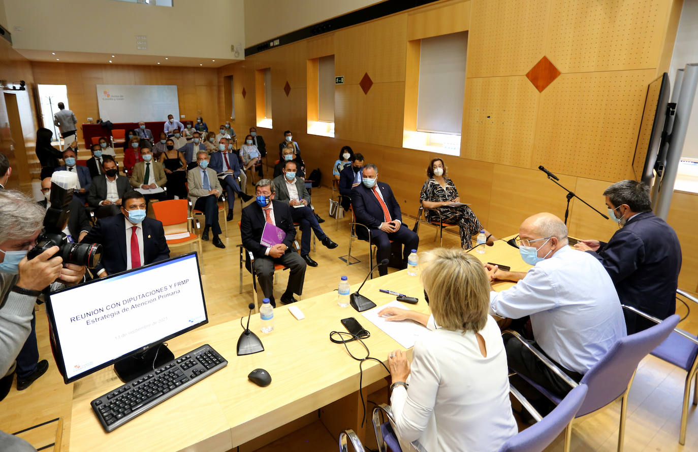 La consejera de Sanidad, Verónica Casado, se reúne con los presidentes de las diputaciones provinciales de Castilla y León para analizar la situación de la Atención Primaria en la Comunidad. Asiste, el vicepresidente de la Junta, Francisco Igea.