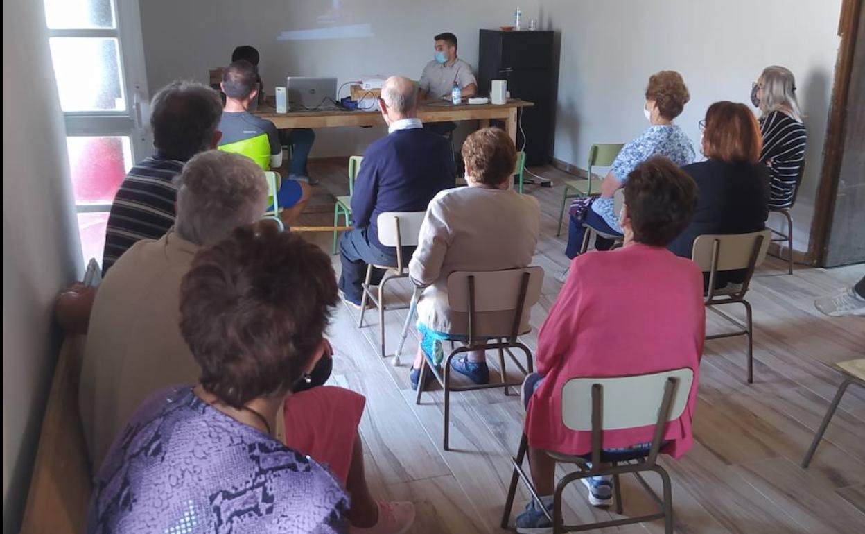 Sillas facilitadas por el centro educativo.