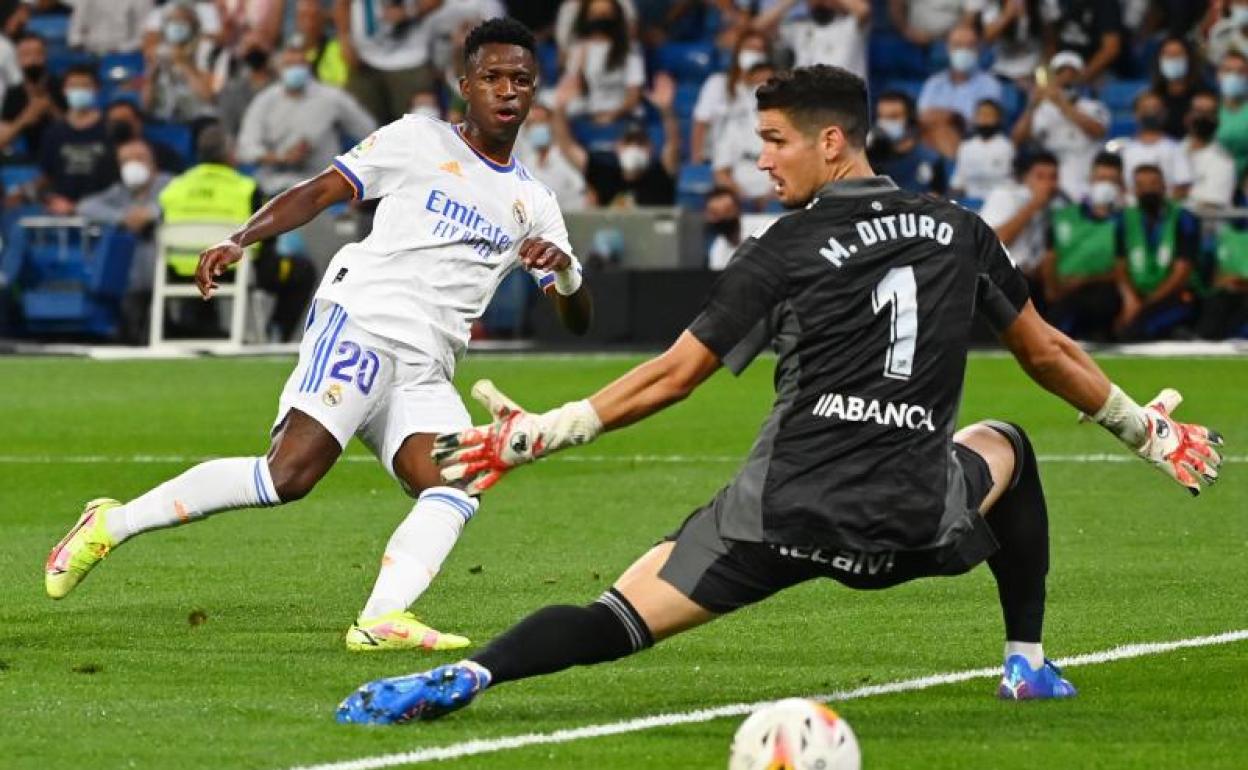 Vinicius marca el tercer gol del Real Madrid frente al Celta. 