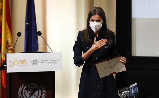 La reina Letizia agradece haber sido alumna de honor de la Facultad. 