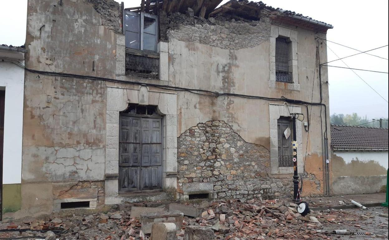 Fachada derruida en La Pola de Gordón.