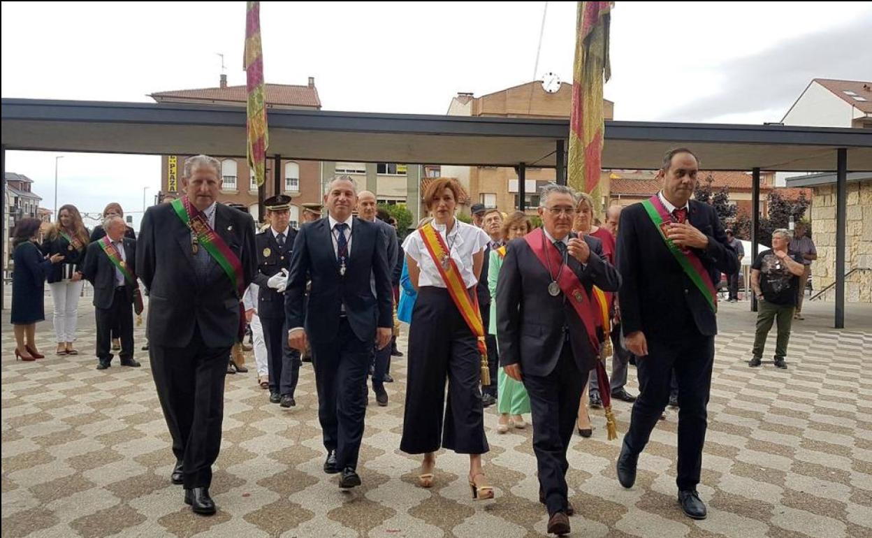 Los repesentantes de los ayuntamientos del voto entran en la basílica.