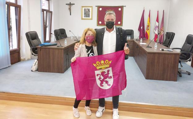 El concejal de San Andrés, Rivó, con la edil leonesista en el Ayuntamiento de Sahagún.