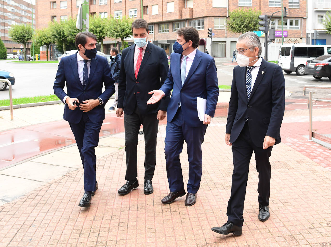 El presidente de la Junta de Castilla y León, Alfonso Fernández Mañueco, realiza una atención a los medios de comunicación en la sede de la Delegación Territorial de la Junta de Castilla y León en Burgos.