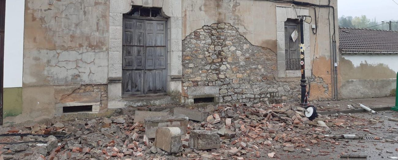 Susto en La Pola de Gordón por el derrumbe de la fachada de una vivienda abandonada.