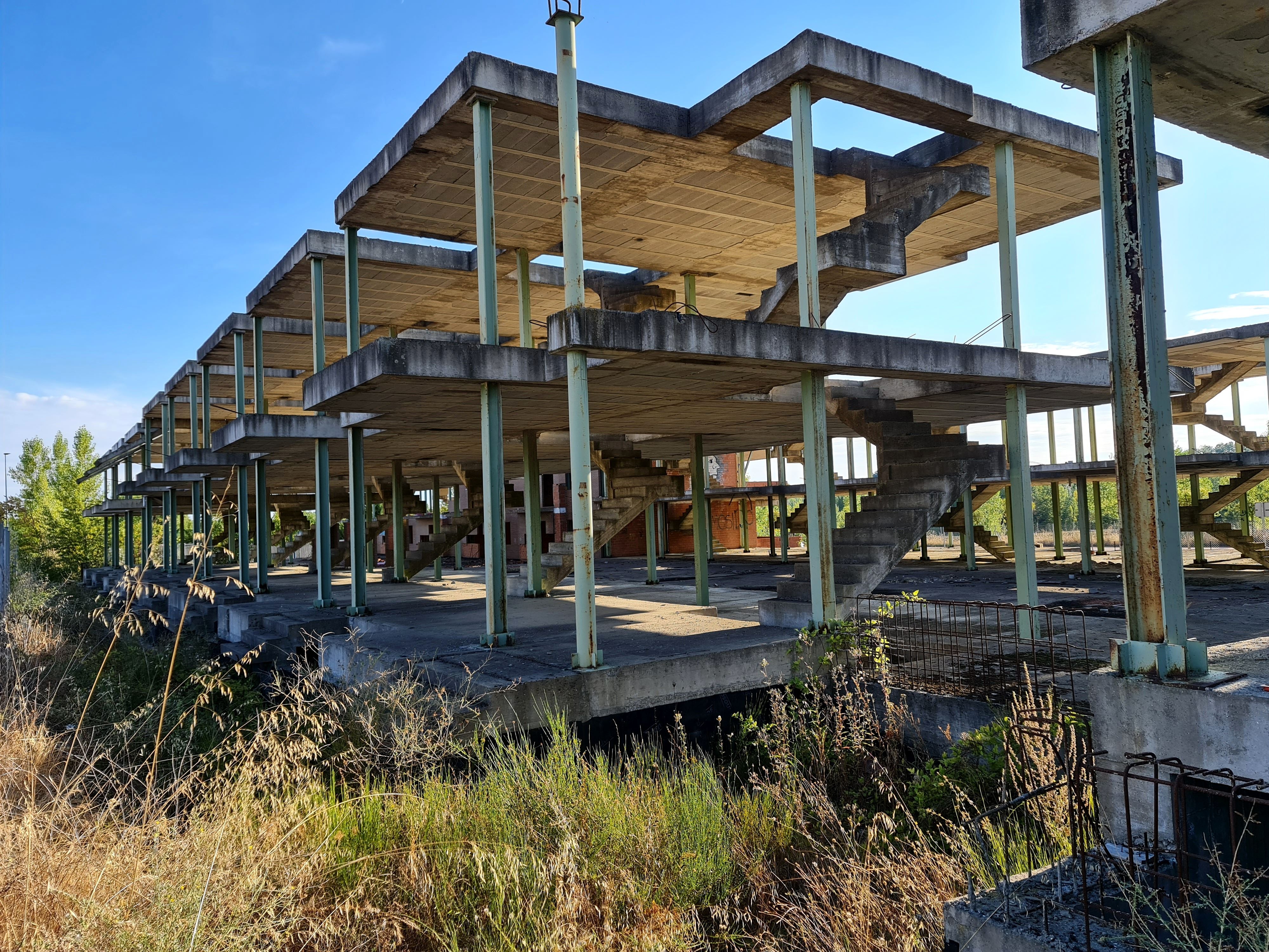 Fue un ejemplo mayúsculo del desorden y el descontrol de la construcción | La crisis atrapó a decenas de ahorradores y paralizó innumerables inmuebles que se quedaron 'en los huesos | Superada la crisis del ladrillo y la pandemia algunas de aquellas promociones son reactivadas | Una promoción paralizada por la crisis de Begar y ahora reactivada es el mejor ejemplo de la recuperación. 