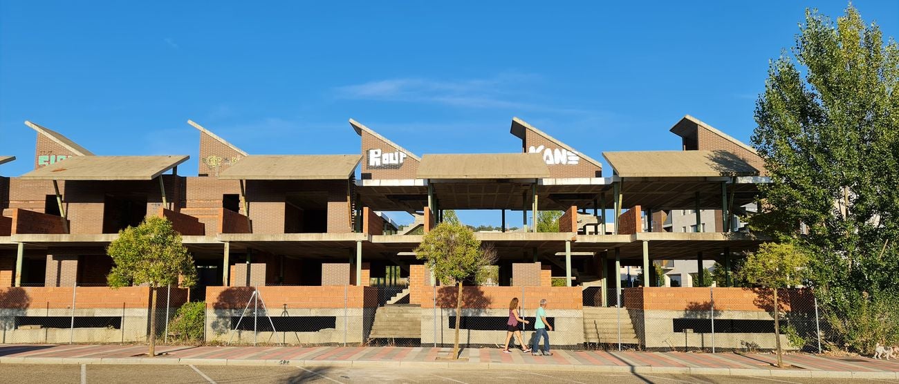 Fue un ejemplo mayúsculo del desorden y el descontrol de la construcción | La crisis atrapó a decenas de ahorradores y paralizó innumerables inmuebles que se quedaron 'en los huesos | Superada la crisis del ladrillo y la pandemia algunas de aquellas promociones son reactivadas | Una promoción paralizada por la crisis de Begar y ahora reactivada es el mejor ejemplo de la recuperación. 