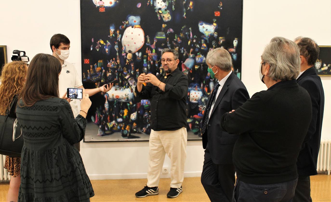 José de León explica una de sus obras durante la presentación. 