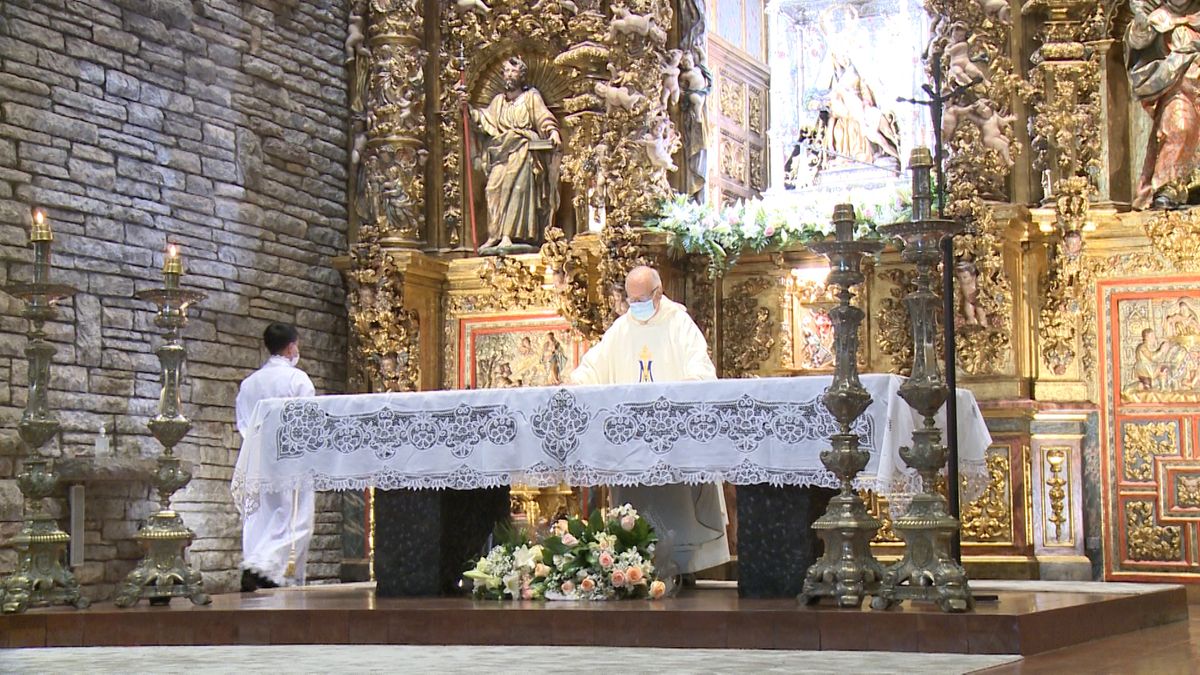 La Virgen del Camino rinde honores en su tradicional misa a la patrona de la Región Leonesa.