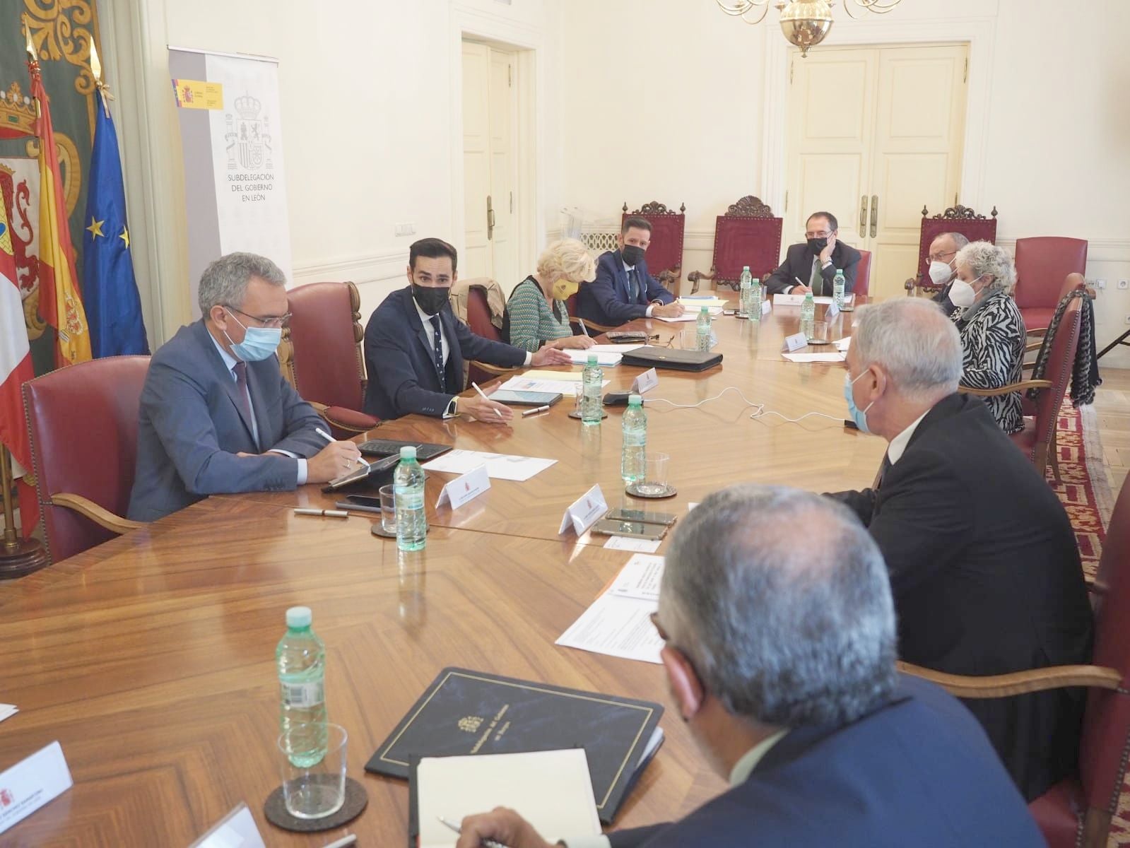 El secretario de Estado de Seguridad, Rafael Pérez, junto al delegado de Gobierno en Castilla y León, José Javier Izquierdo, y con los subdelegados en las nueve provincias para analizar la situación de la seguridad ciudadana en la comunidad autónoma. 