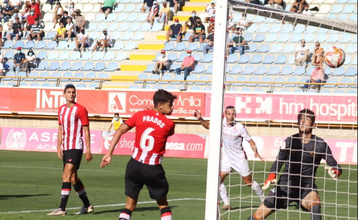 Momento en el que el remate de Jon Ander se convierte en el 1-1 en el choque entre Cultural y Bilbao Athletic.