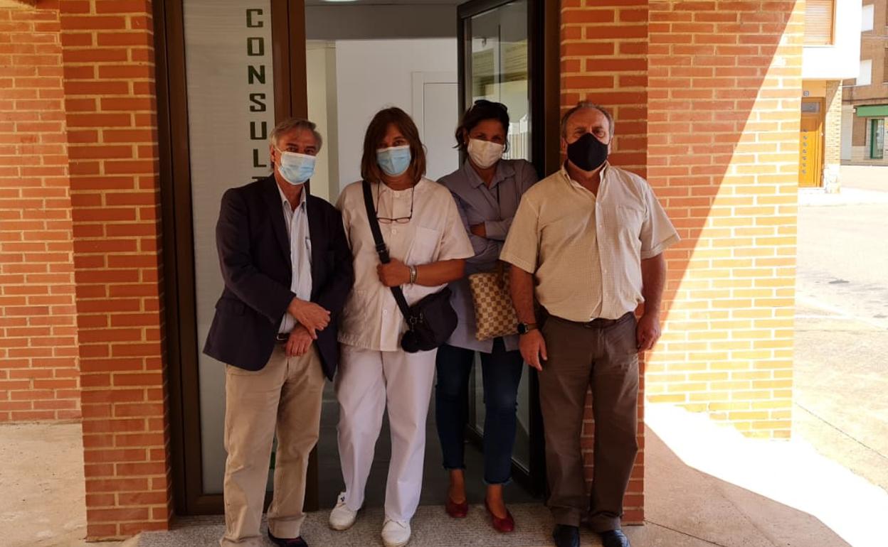 El gerente de Atención Primaria, José Pedro Fernández, junto al alcalde de Toral de los Guzmanes, Miguel Ángel Fernández, y la enfermera del consultorio, Carmen Prieto Martínez, en la visita a las instalaciones.