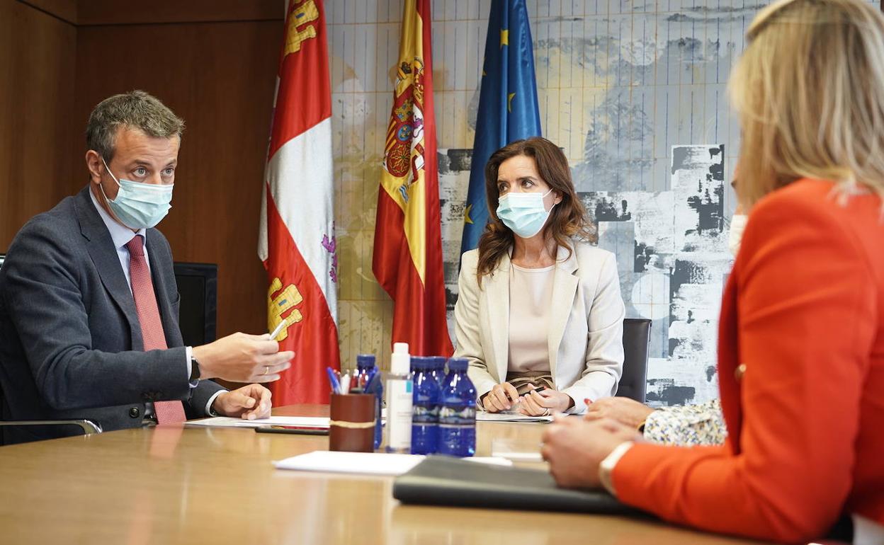 La consejera de Empleo e Industria, Ana Carlota Amigo, se reúne con la Federación de Empresarios de Imagen Personal y Peluquerías de Castilla y León.